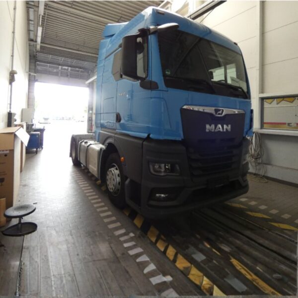 MAN TGX 18 470 GM cab blue used truck for sale in Saudi Arabia