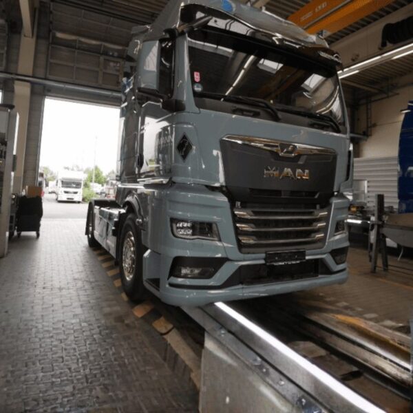 MAN TGX 18 510 GX cab blue used truck for sale in Saudi Arabia