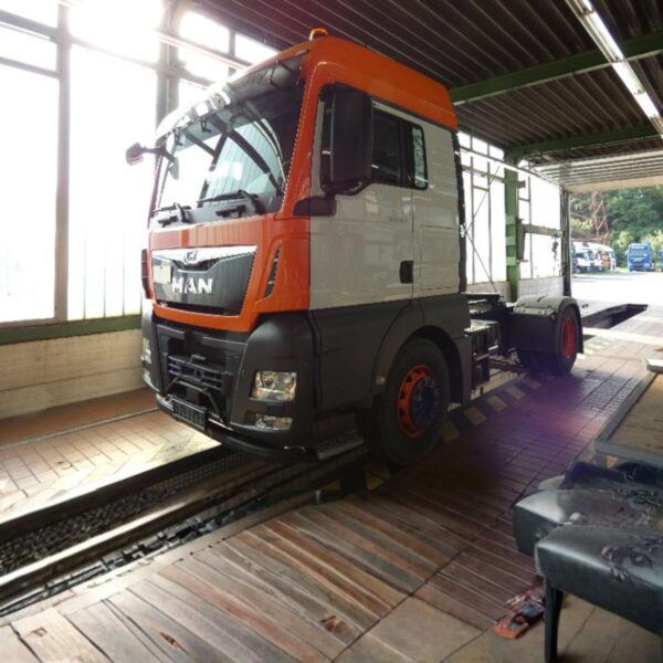 شاحنة MAN TGX 18 510 كبينة XLX لون رمادي موديل 2021 – شاحنة مستعملة للبيع في السعودية